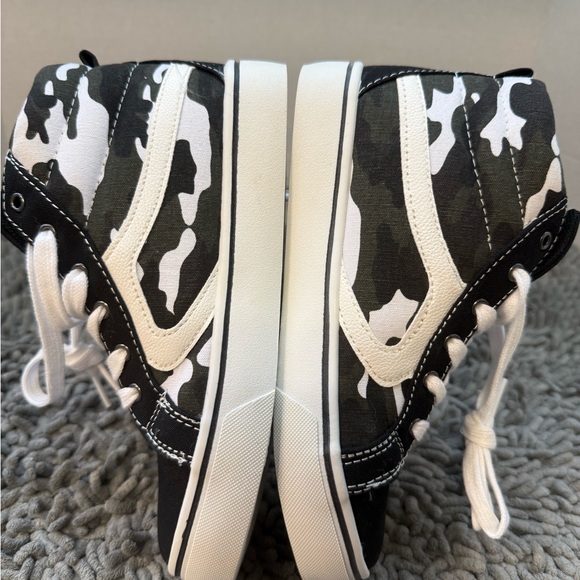 NWOT Sz 2 Wonder Nation Kids High-Top Sneakers - Black, White, Army Green Camo - Picture 4 of 7